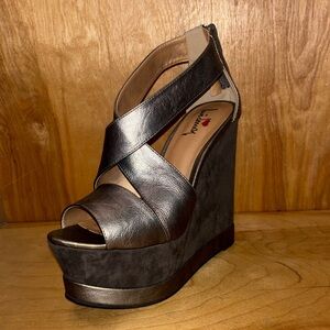Luichiny Bronze and Black Wedge Sandals